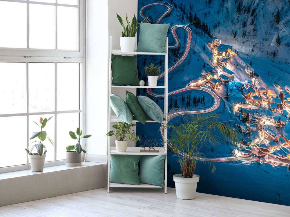 Verlicht bergdorp met slingerende bergweg