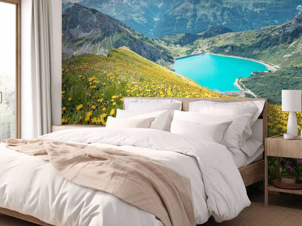 Bloemenweide boven turquoise bergmeer