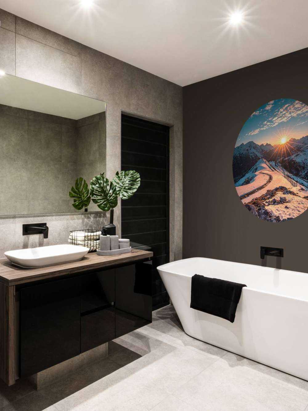 Kronkelpad in besneeuwde bergzon