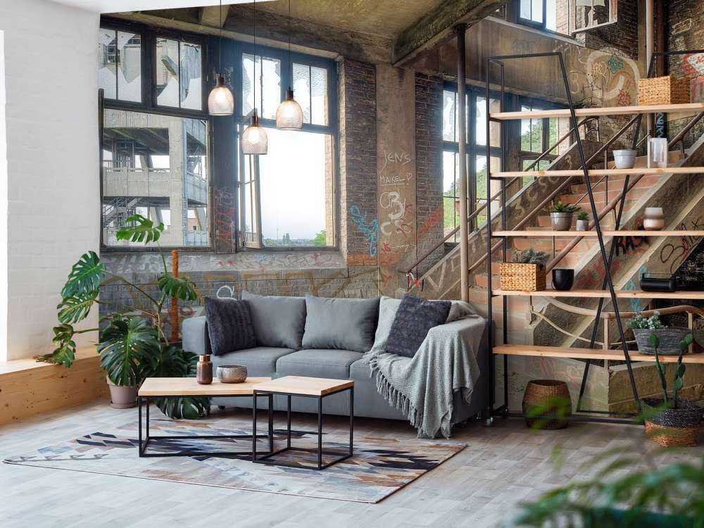 Vervallen trappenhuis met graffiti