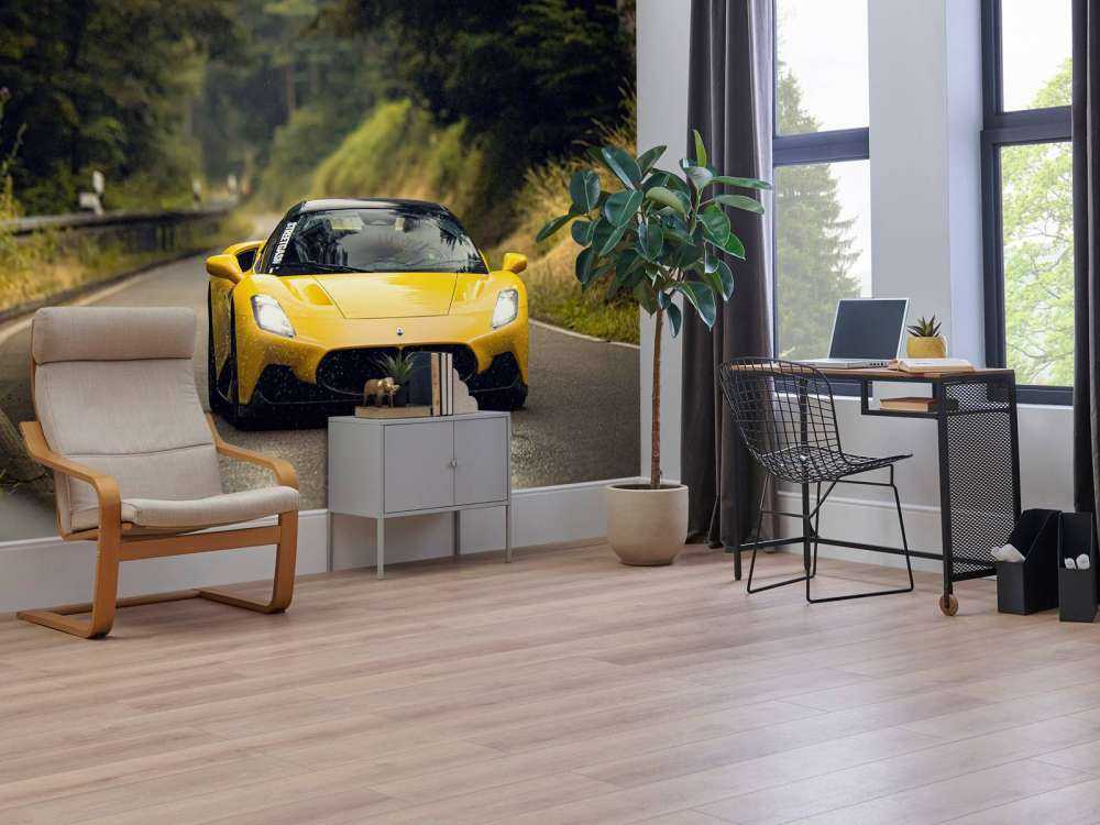 Gele Maserati in het groene woud