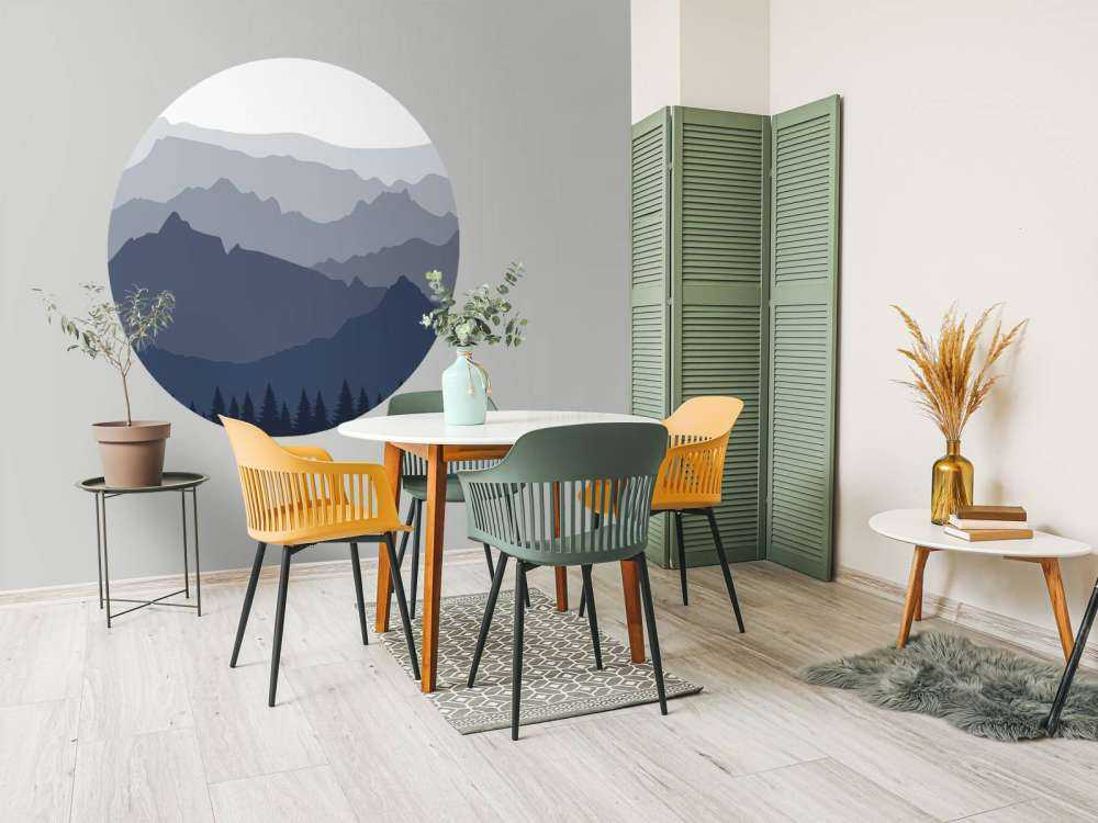 Donkere bergen met sparrenbos