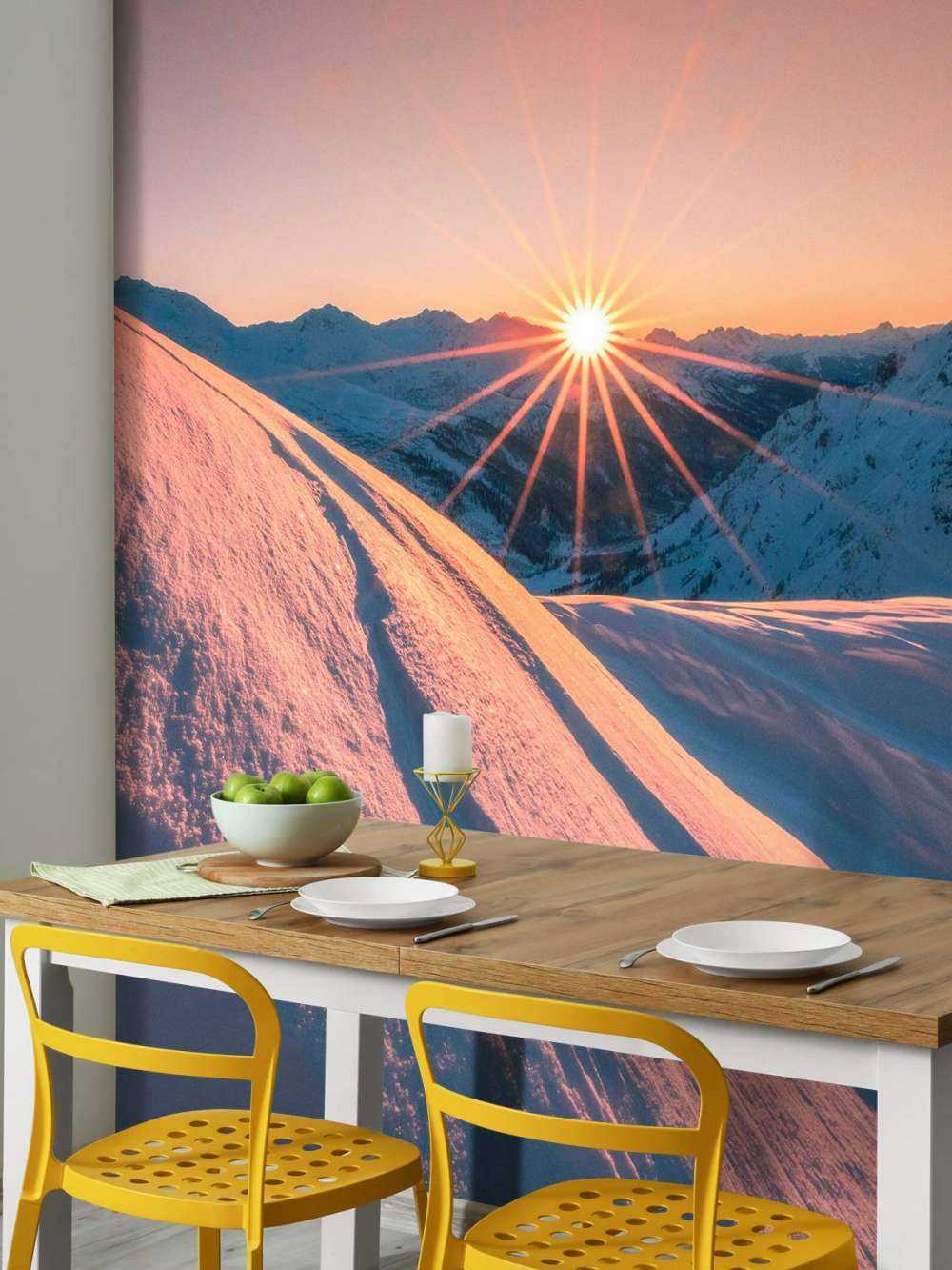 Zonlicht over besneeuwde helling