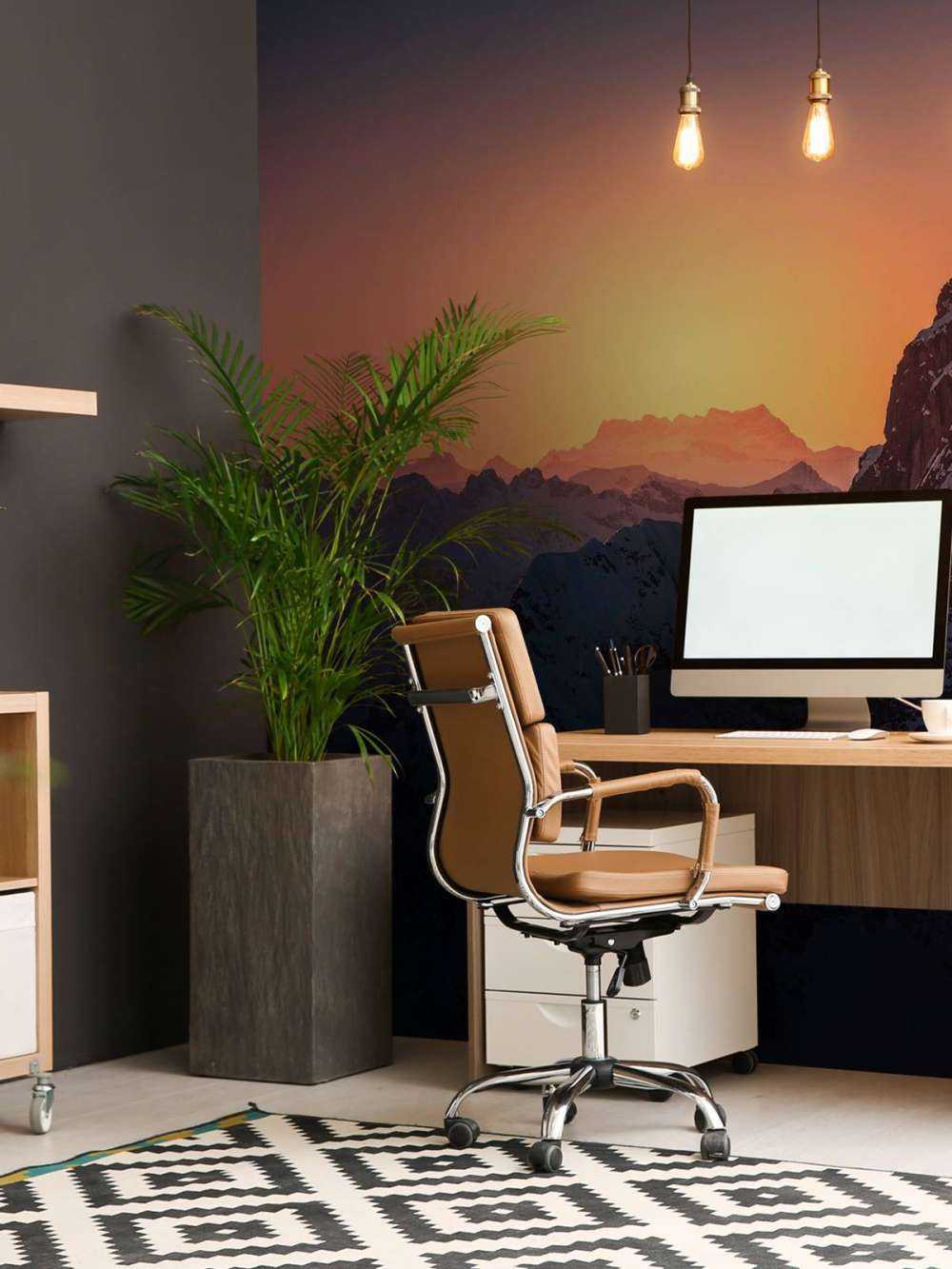 Besneeuwde bergtop bij vurige zonsopkomst