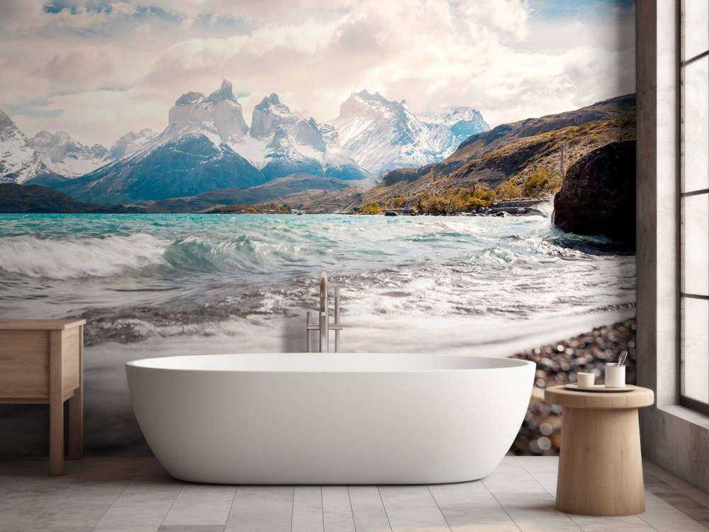 Helder gletsjermeer met bergtoppen