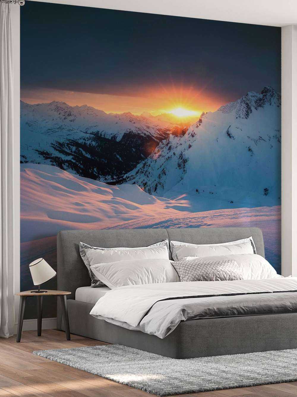 Ondergaande zon boven besneeuwde alpentoppen