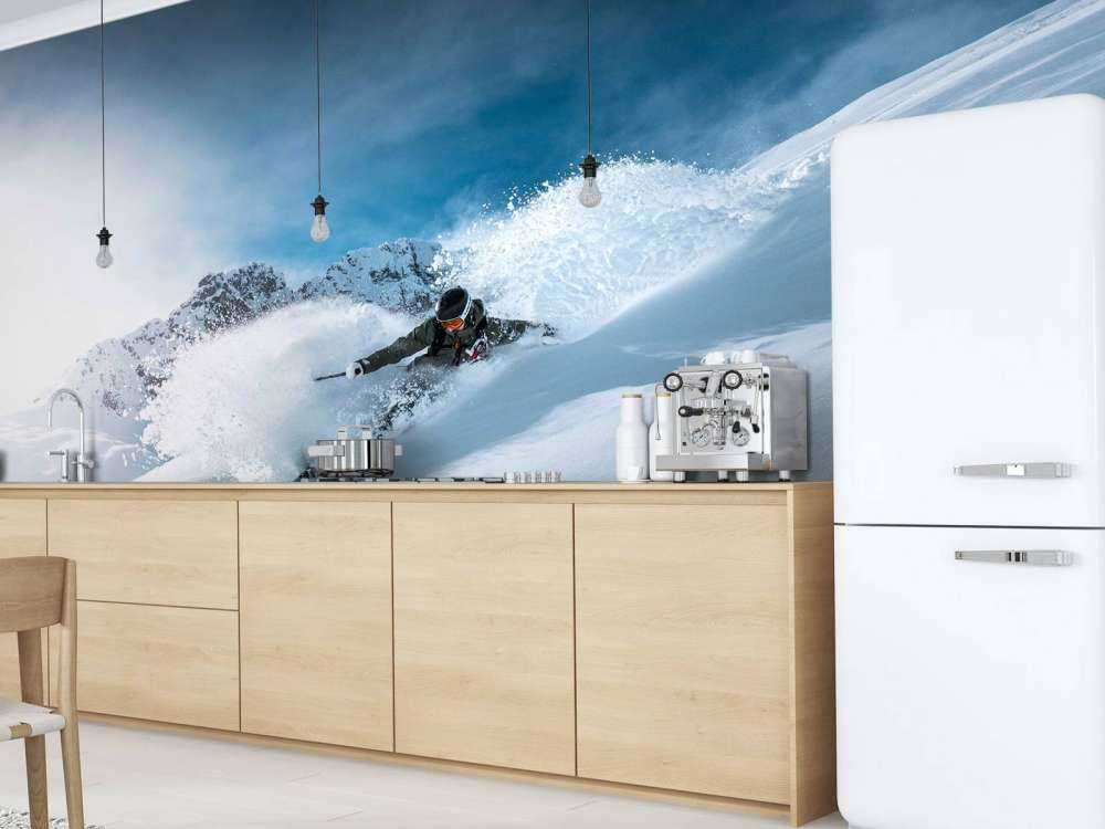 Actievolle poedersneeuwafdaling bij helder weer