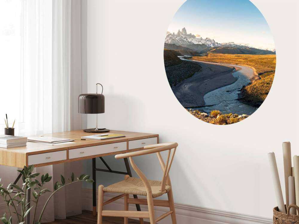 Berglandschap met kronkelende rivier in ochtendlicht