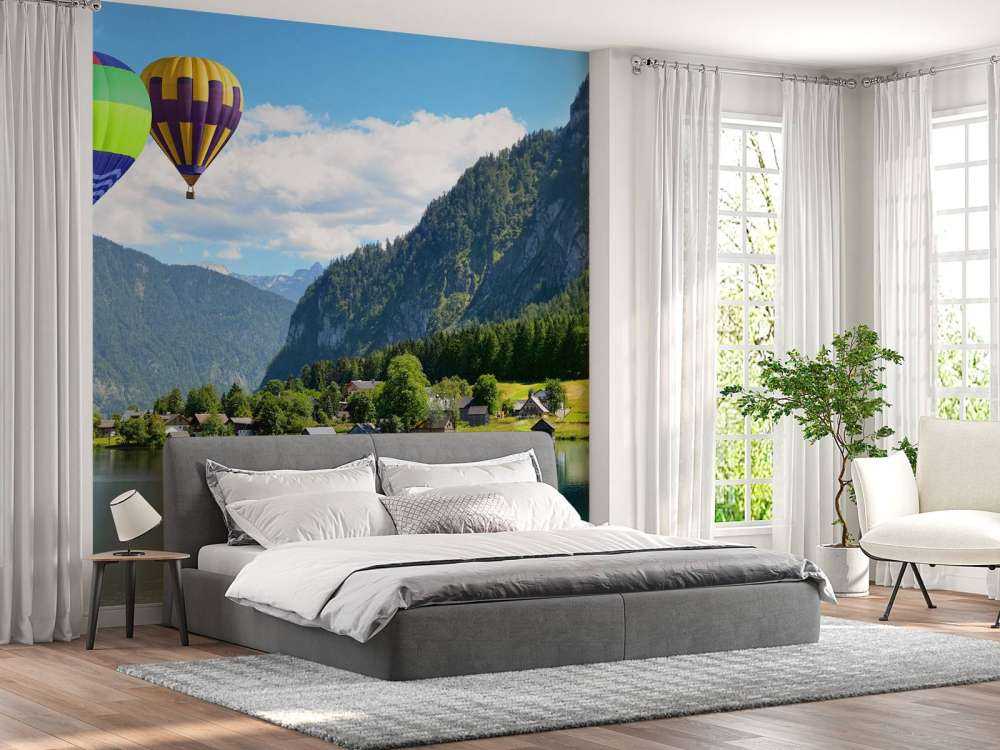 Luchtballonnen tussen de bergen