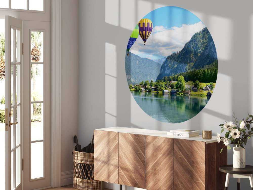 Luchtballonnen tussen de bergen