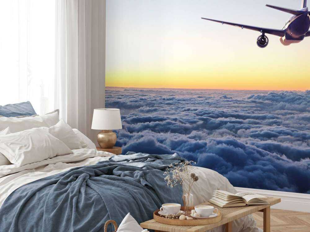 Vliegtuig in de avond boven de wolken