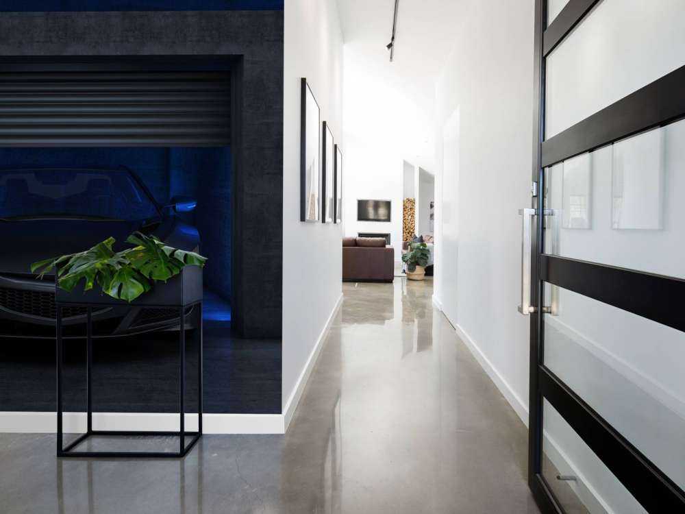 Sportauto in een garagebox