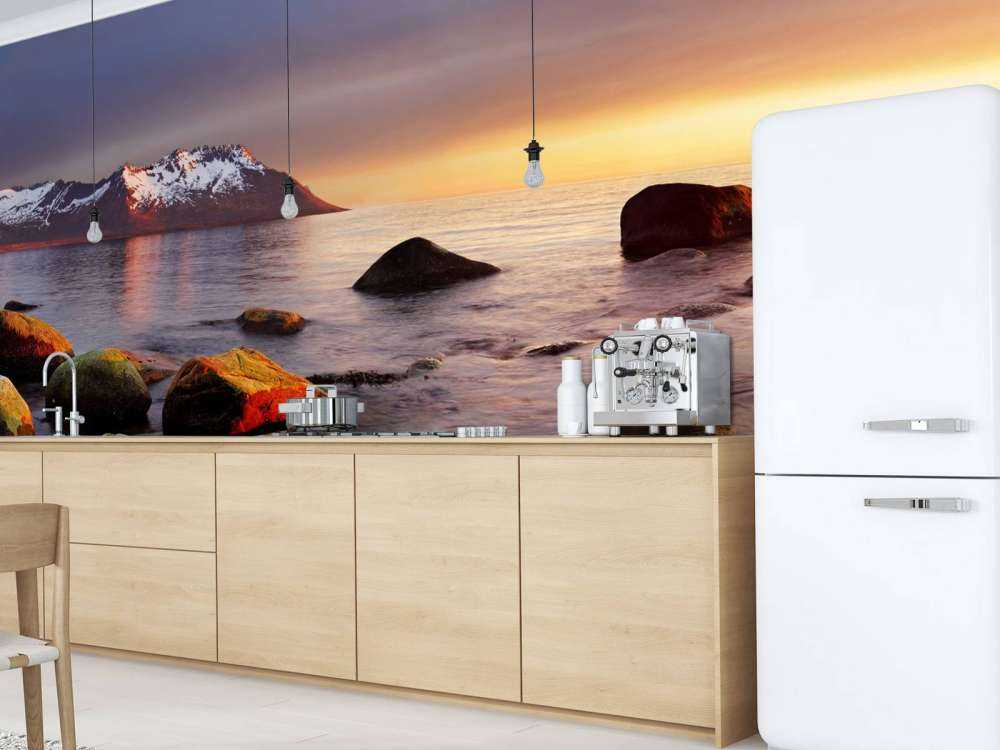 Zonsondergang aan de kust van Noorwegen