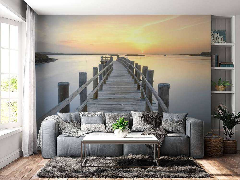Houten steiger bij zonsondergang