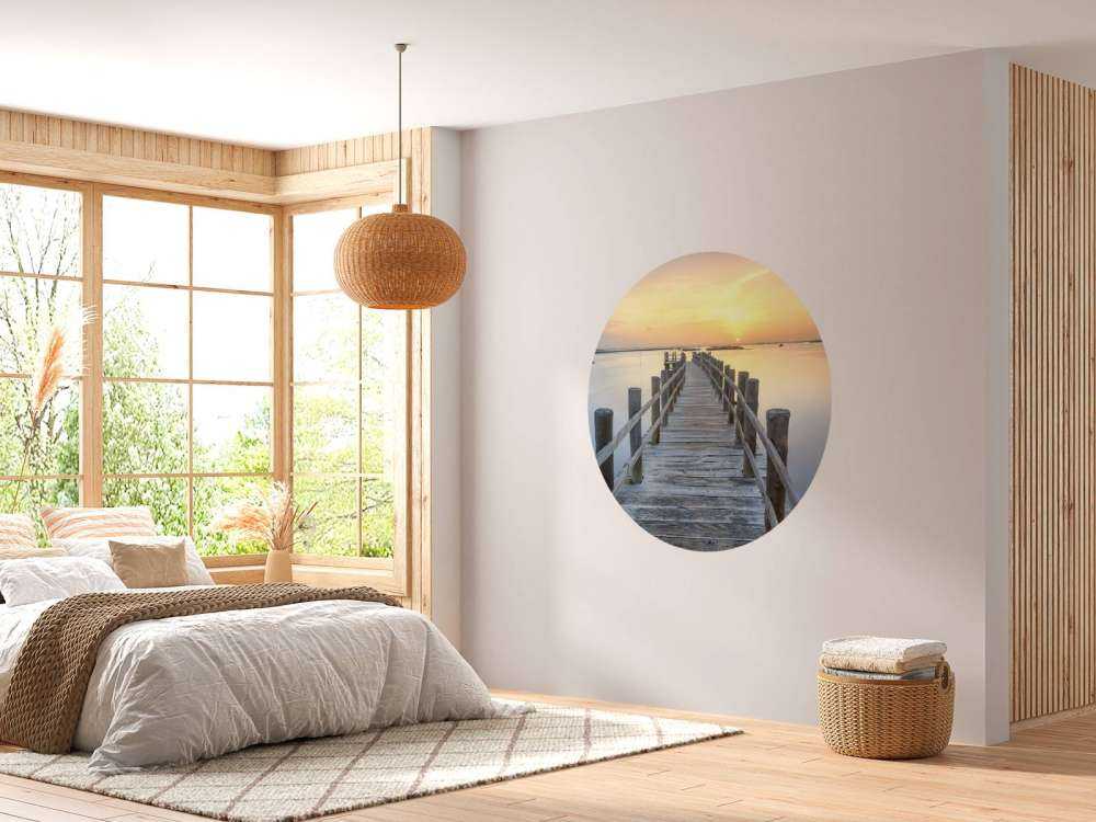 Houten steiger bij zonsondergang