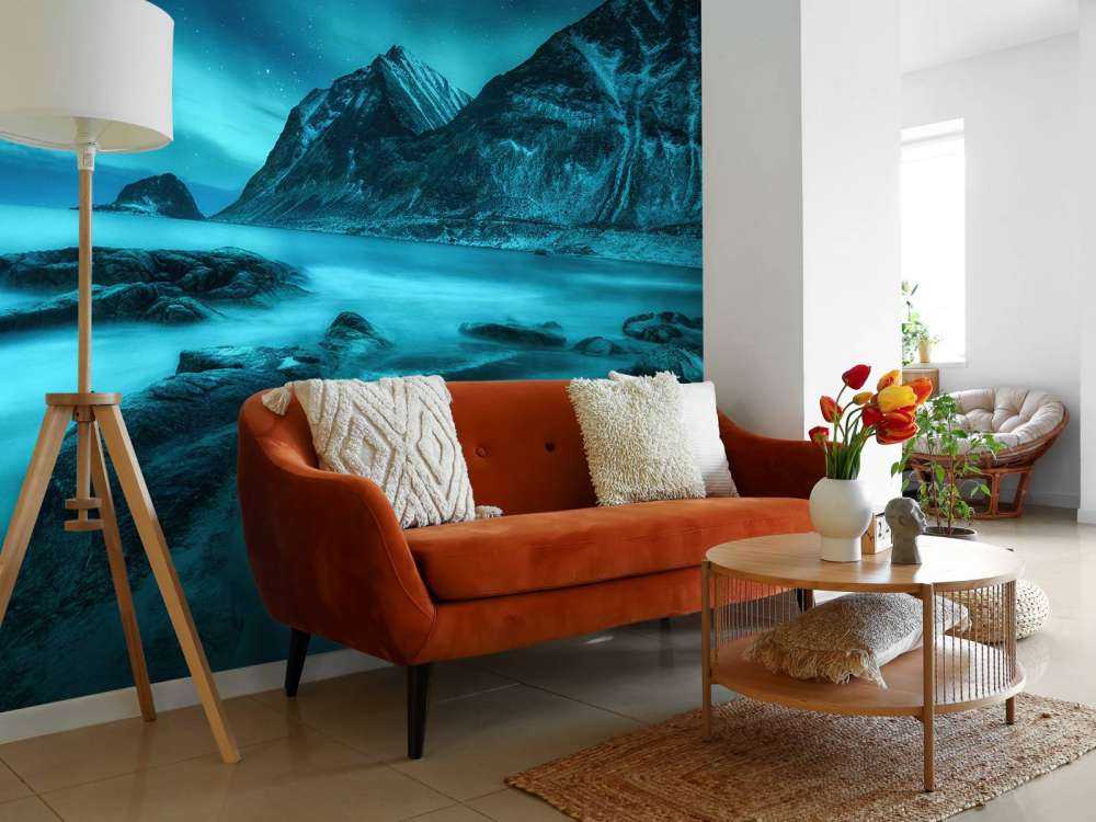 Blauw noorderlicht met bergen