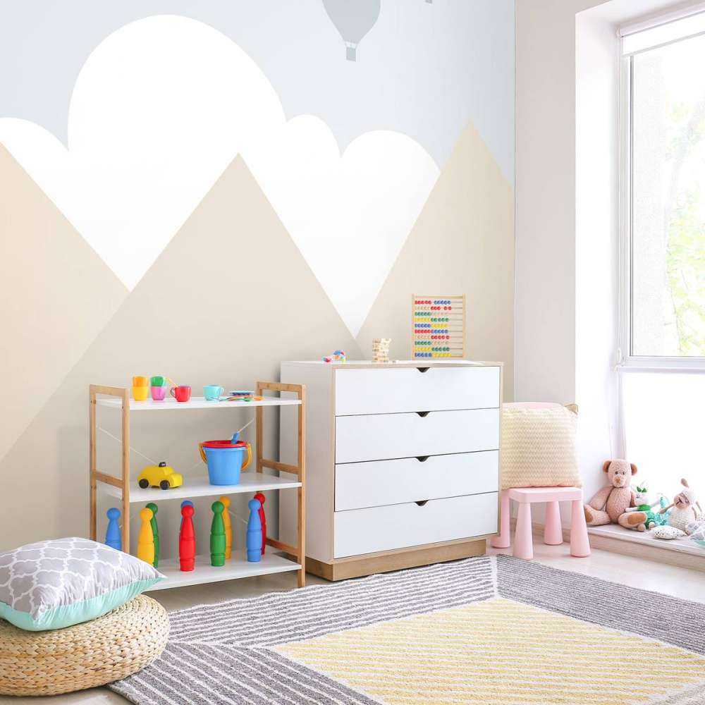 Hoge bergen met luchtballonnen