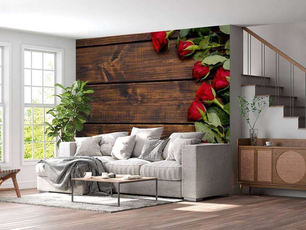 Rode rozen op hout