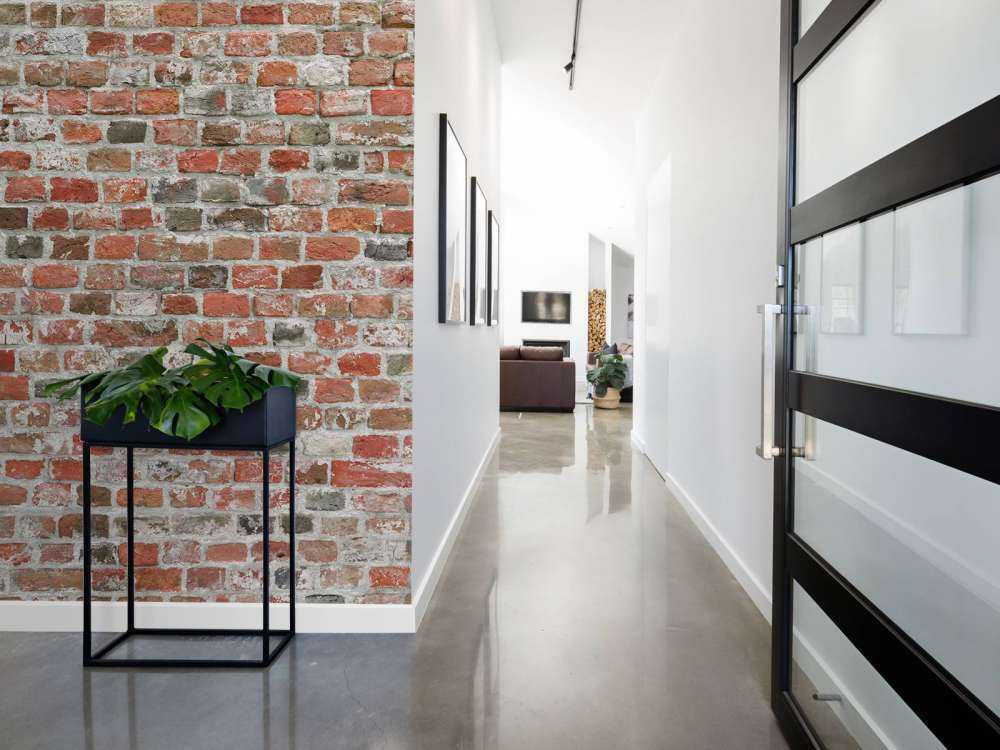 Bakstenen muur gerestaureerd