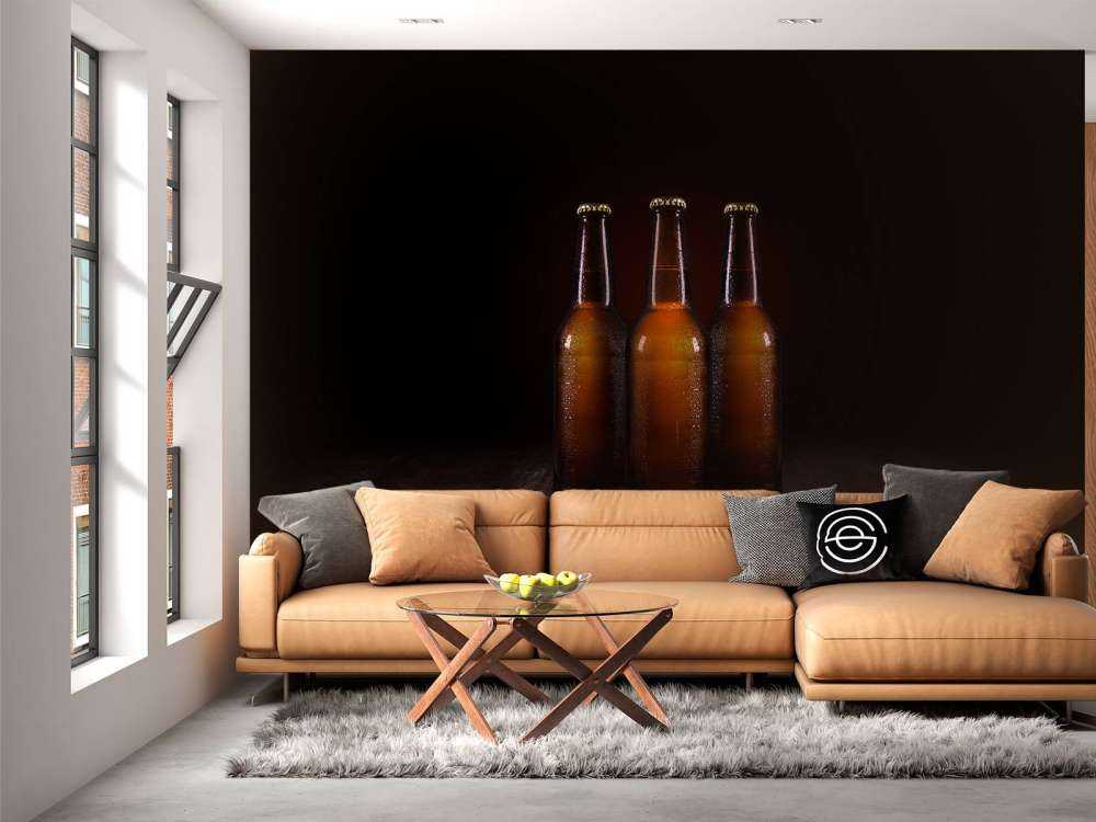 Bruine bierflesjes in een donkere ruimte