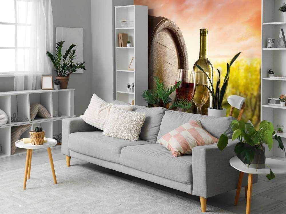 Wijngaard met wijn en kaas op de voorgrond