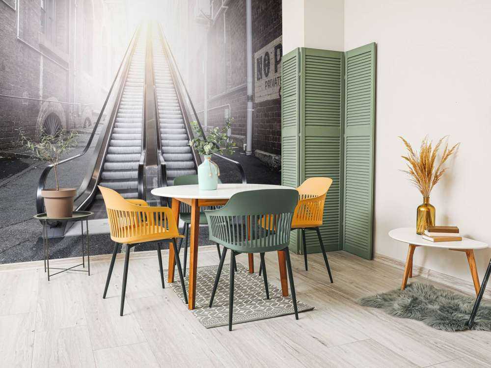 Moderne roltrap in een steegje