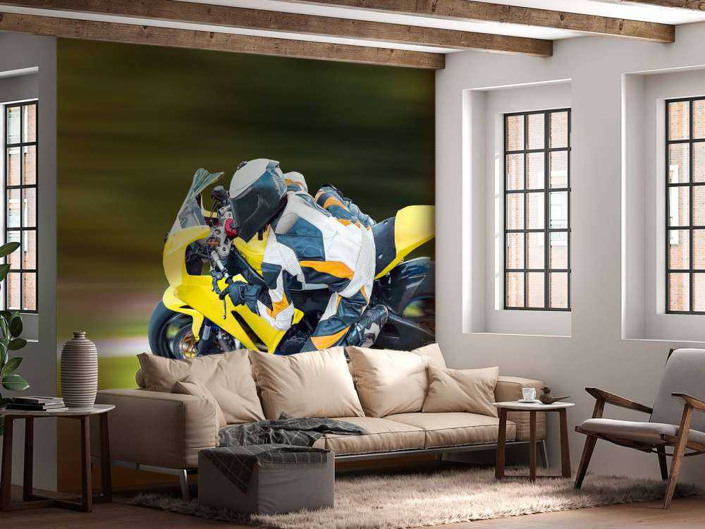 Gele motor maakt een scherpe bocht