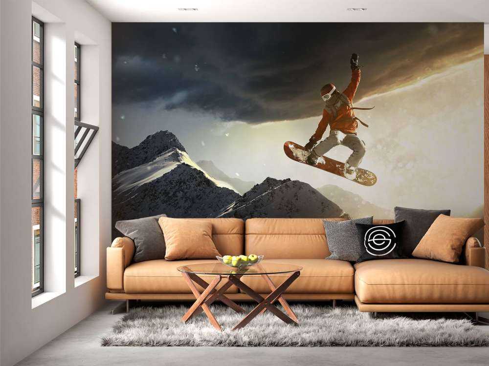 Snowboarder maakt een sprong bij zonsondergang