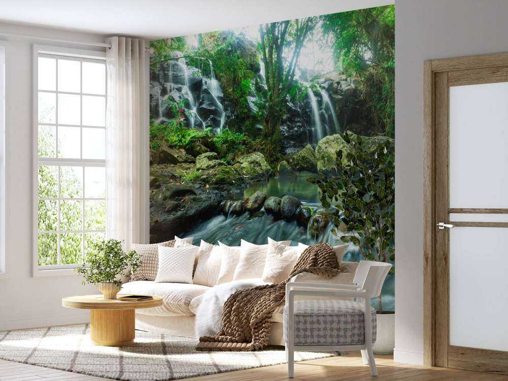 Waterval door een tropisch regenwoud