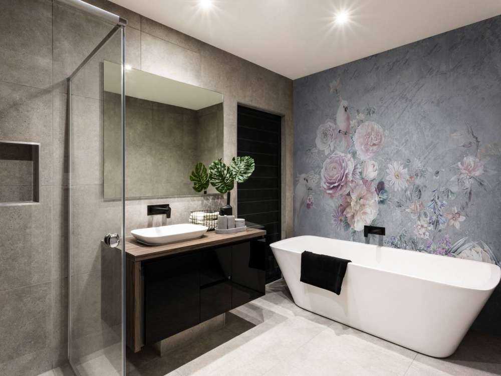 Papegaaien tussen bloemen