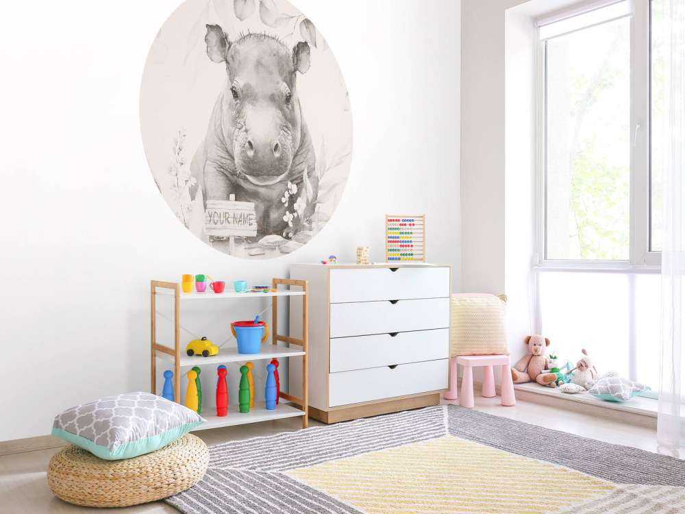 Baby nijlpaard in de bladeren beige