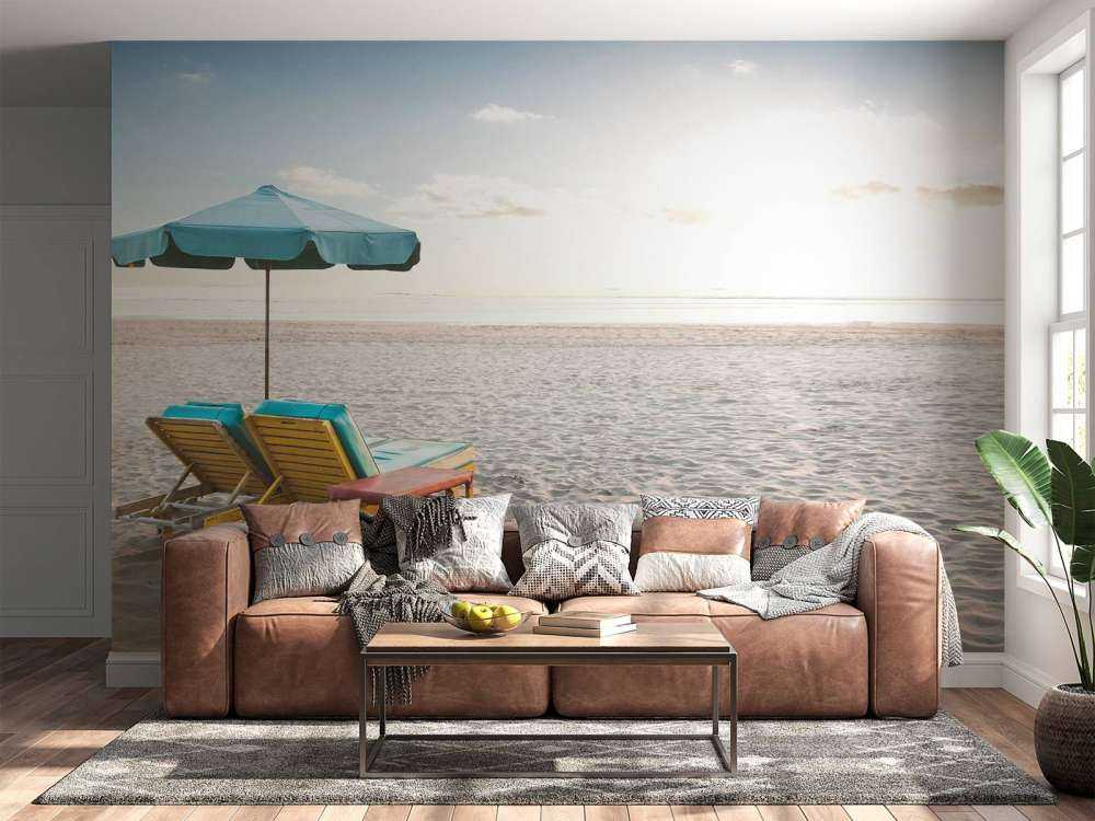 Groot wit strand met twee ligbedden