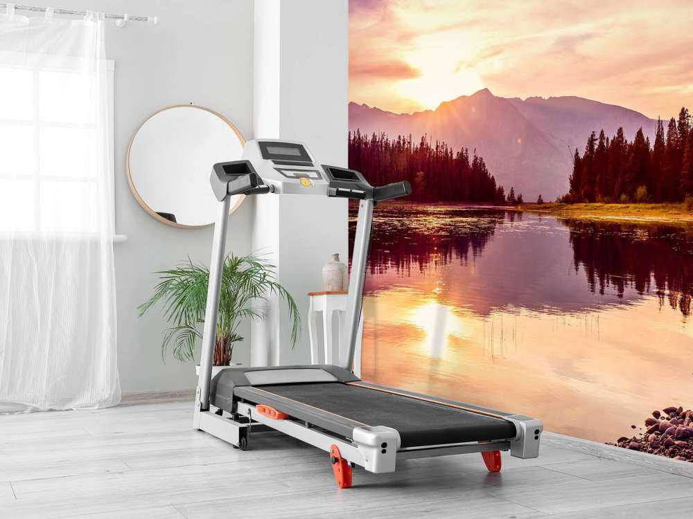 Meer met bergen op de achtergrond