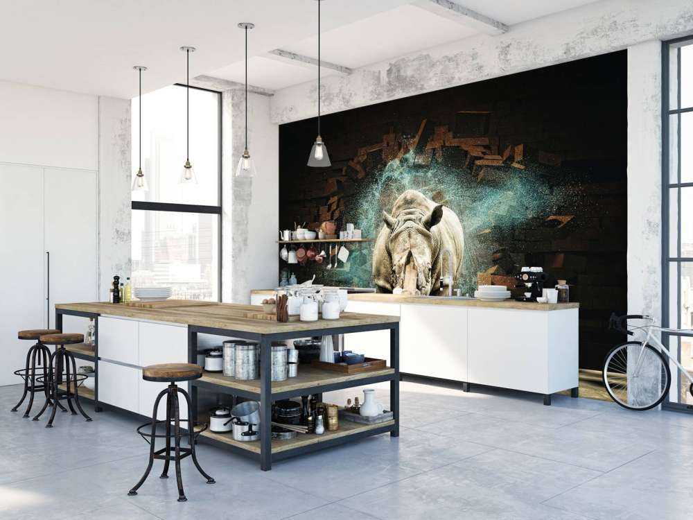 Neushoorn breekt door de muur