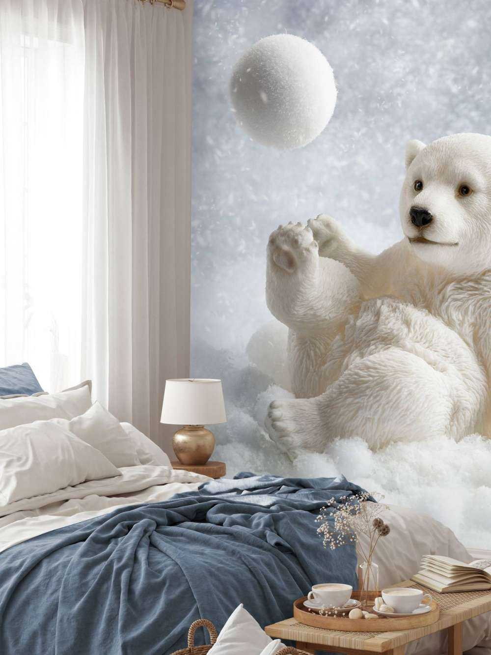 Een ijsbeer speelt met een sneeuwbal