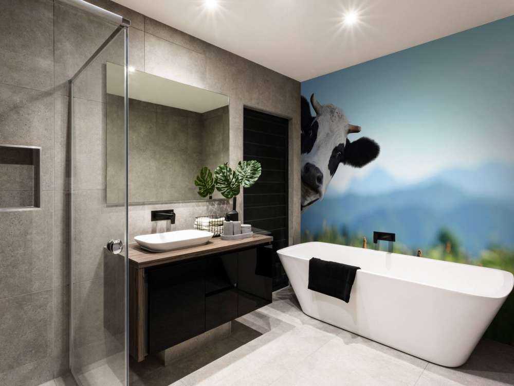 Grappige koe met berg op achtergrond