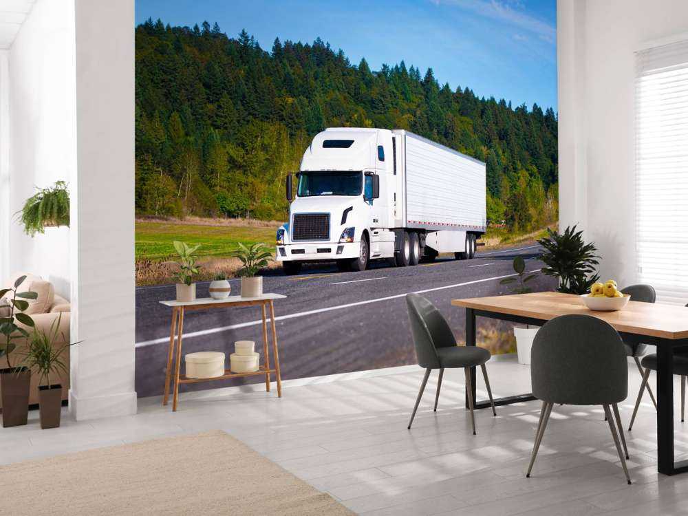 Krachtige witte vrachtwagen in een berglandschap