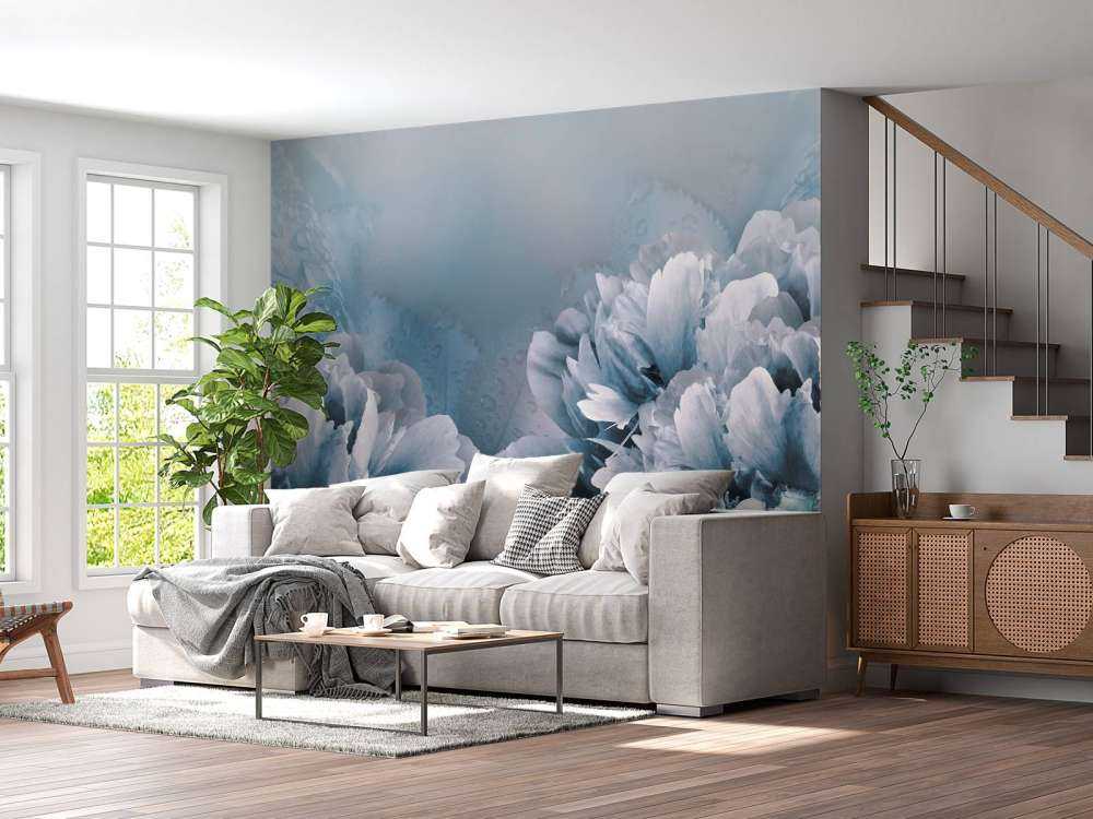 Lichtkleurige bloemen met een blauwe achtergrond