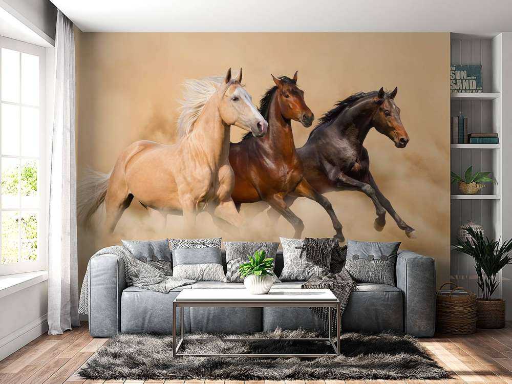 Rennende paarden in de woestijn