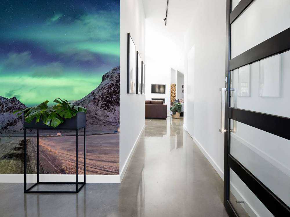 Noorderlicht boven besneeuwde bergen