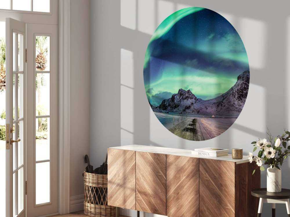 Noorderlicht boven besneeuwde bergen