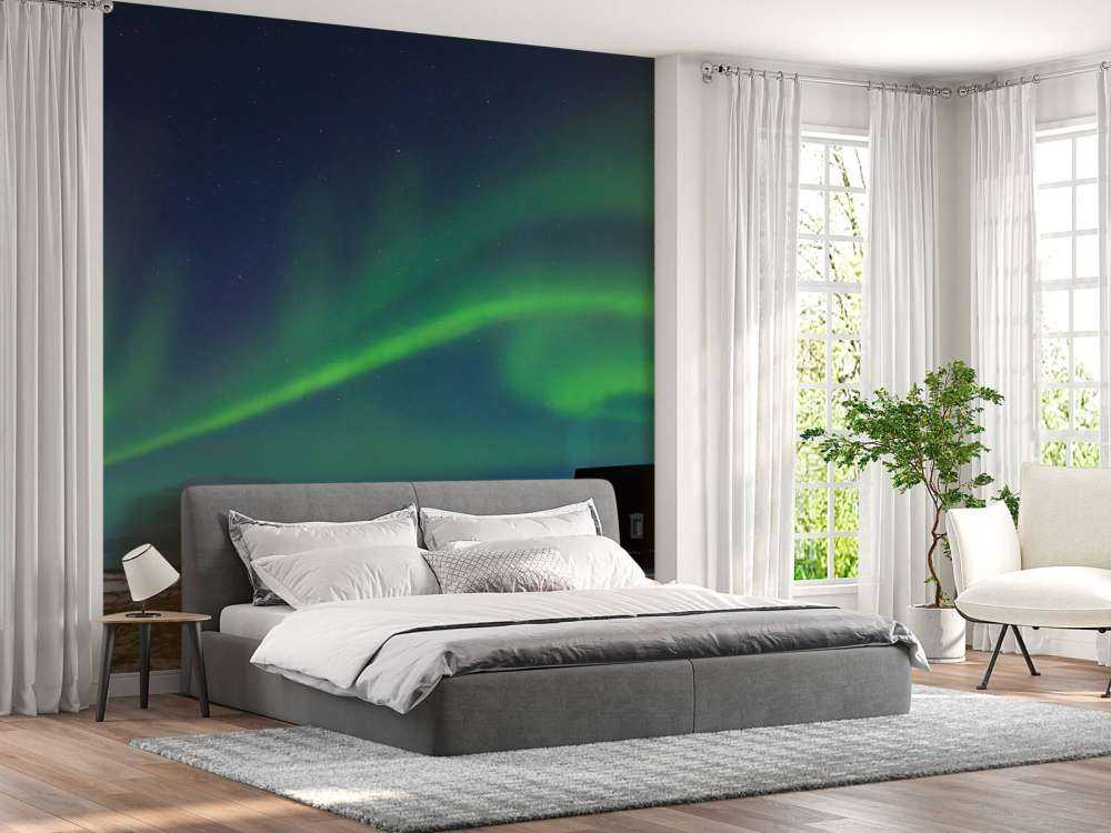 Noorderlicht boven een kerkje