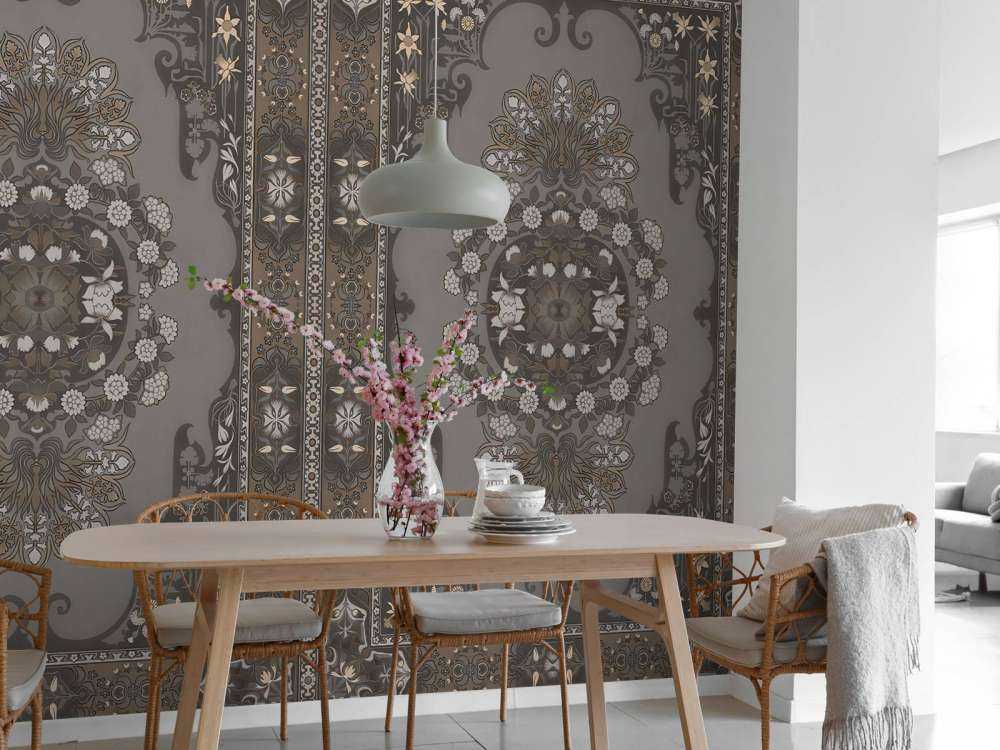 Klassieke ornamenten in donker taupe