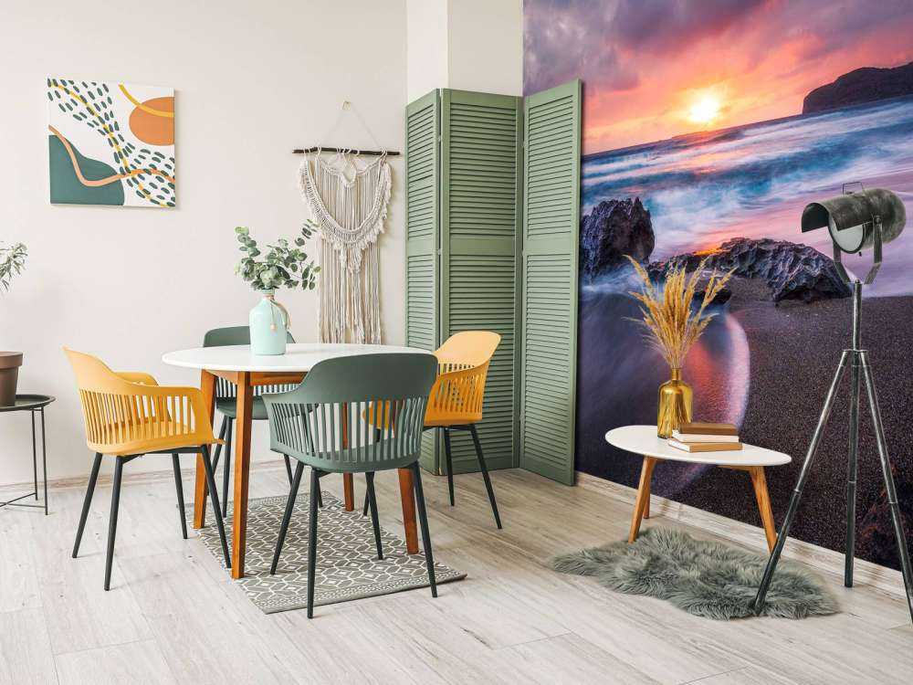 Rotsachtige kust bij zonsondergang