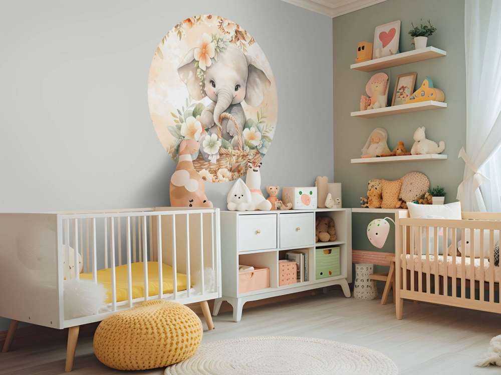 Schattige olifant in bloemenmand