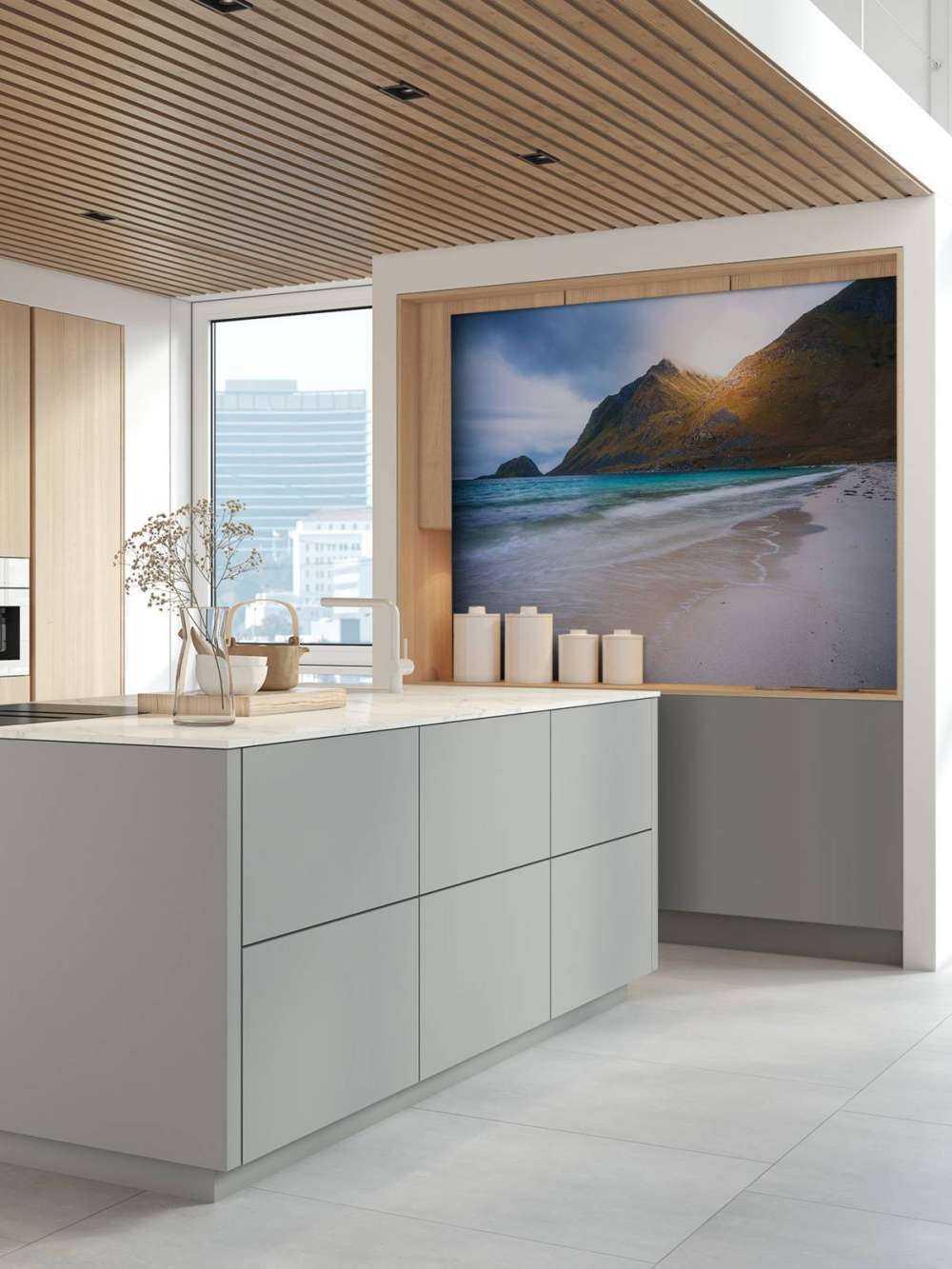 Zonlicht op berg en branding