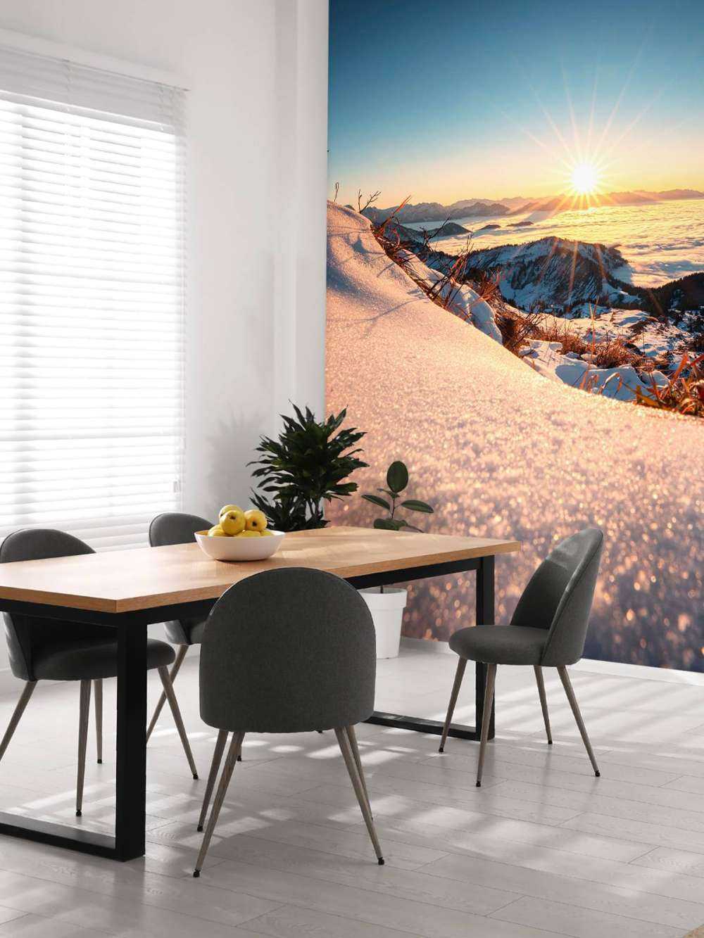 Zonlicht over besneeuwde alpenhelling