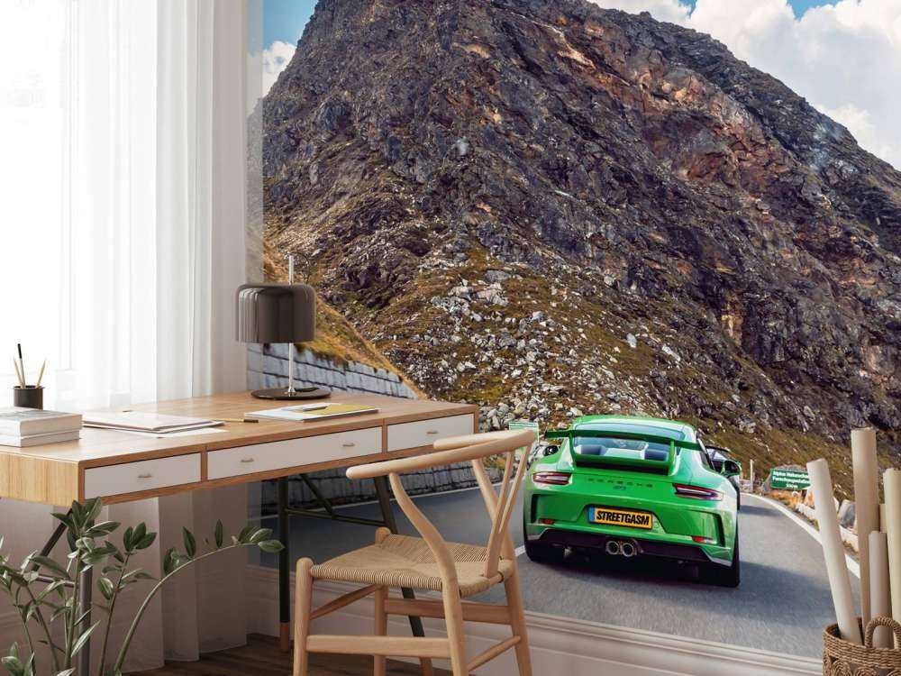 Bergpas met sportauto