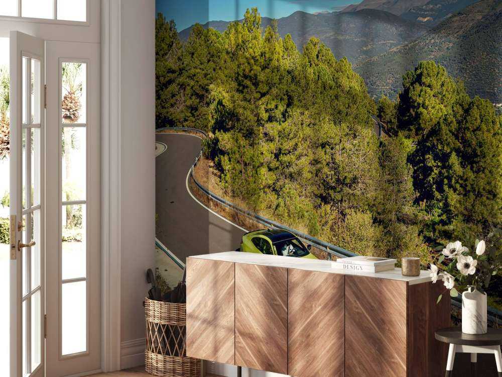 Limegroene BMW op bergweg