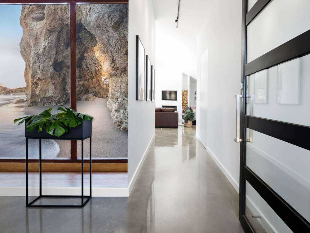 Zeezicht met rotsachtige inham